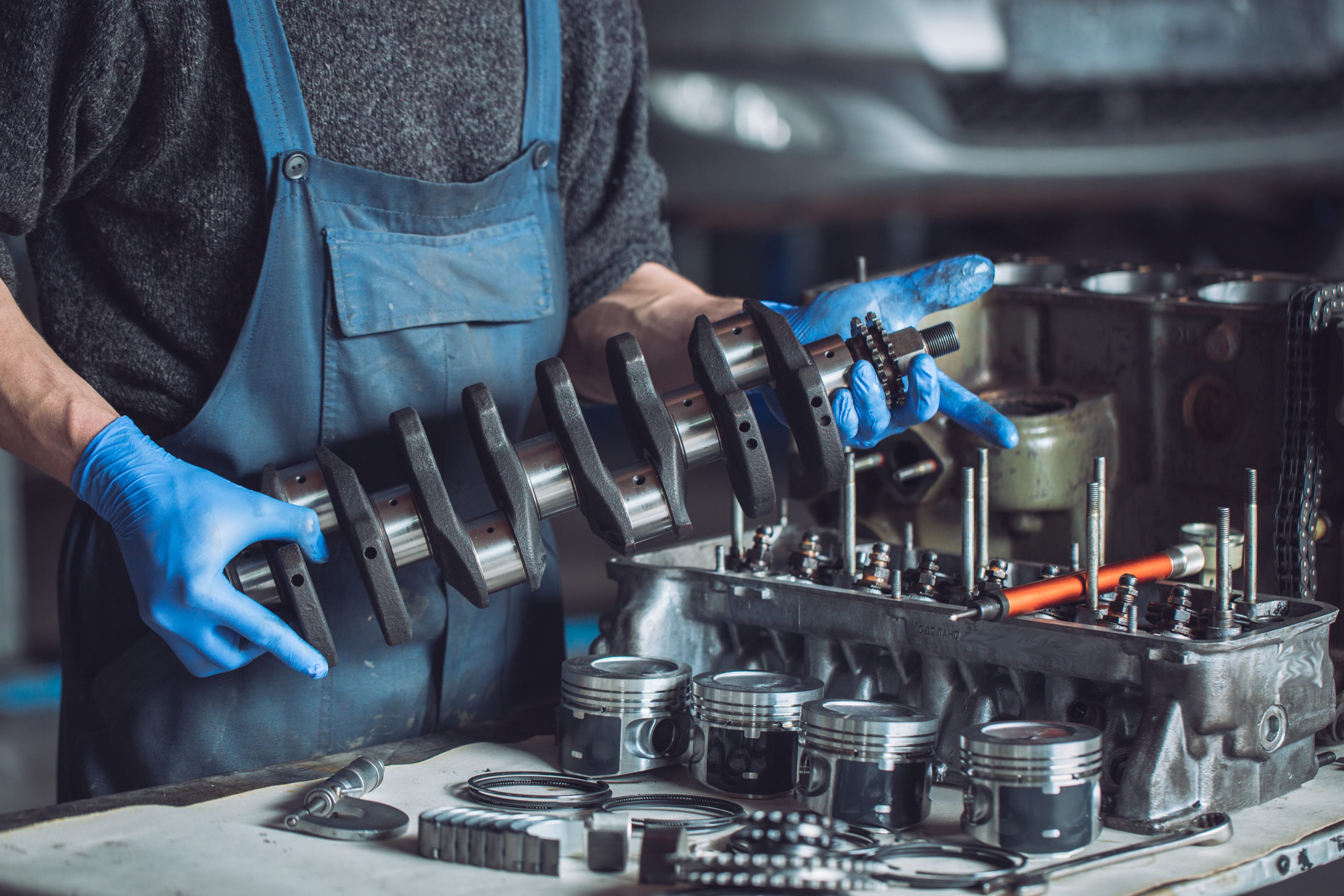 Mechanik wykonuje diagnostykę silnika za pomocą nowoczesnych urządzeń