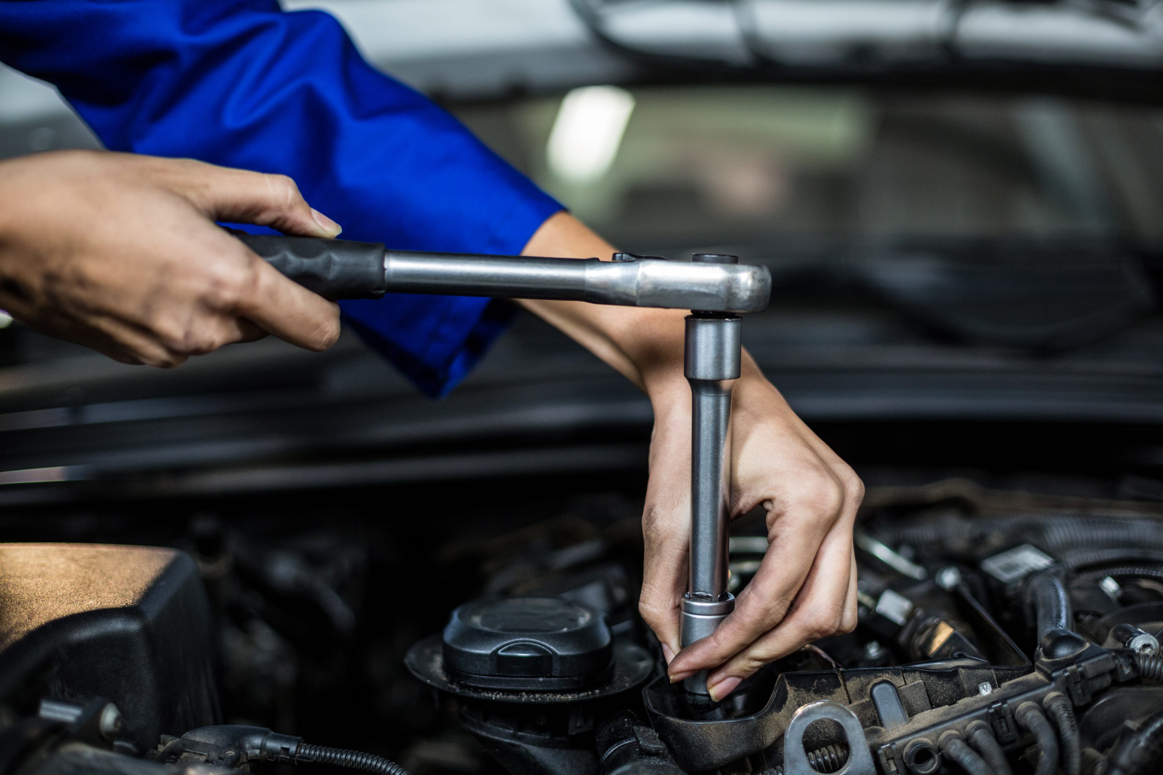 Mechanik wykonujący czyszczenie i diagnostykę wtryskiwaczy paliwa