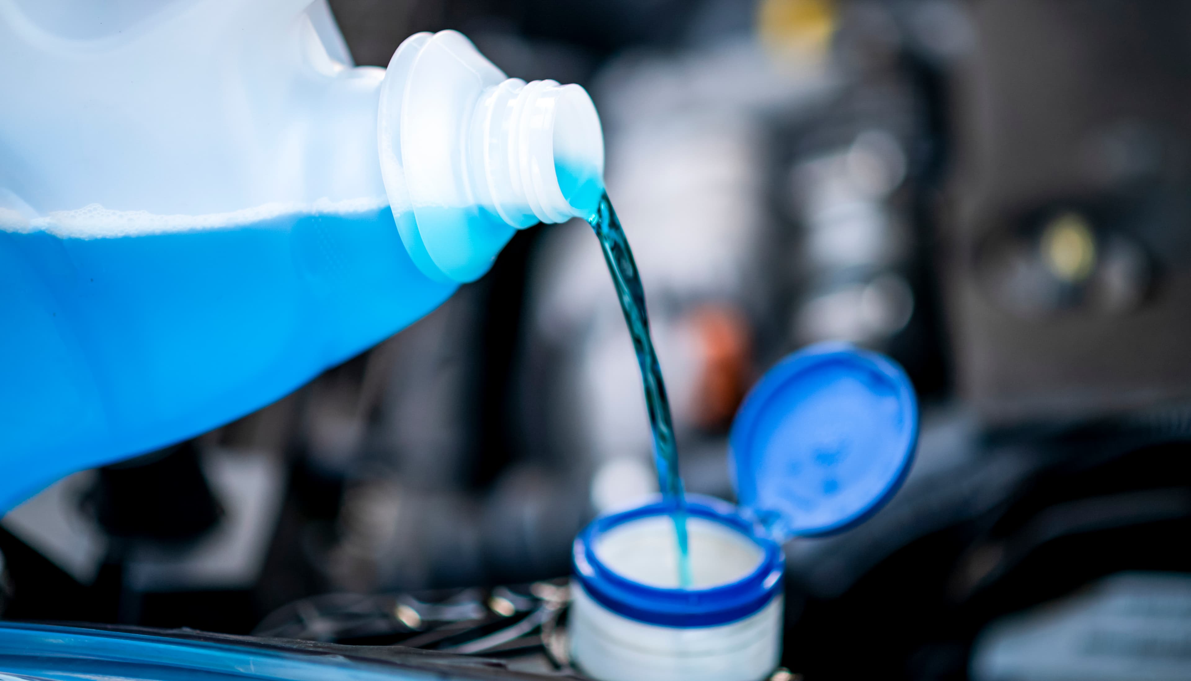 Sezonowe produkty do konserwacji samochodu, takie jak płyny do spryskiwaczy i środki do klimatyzacji