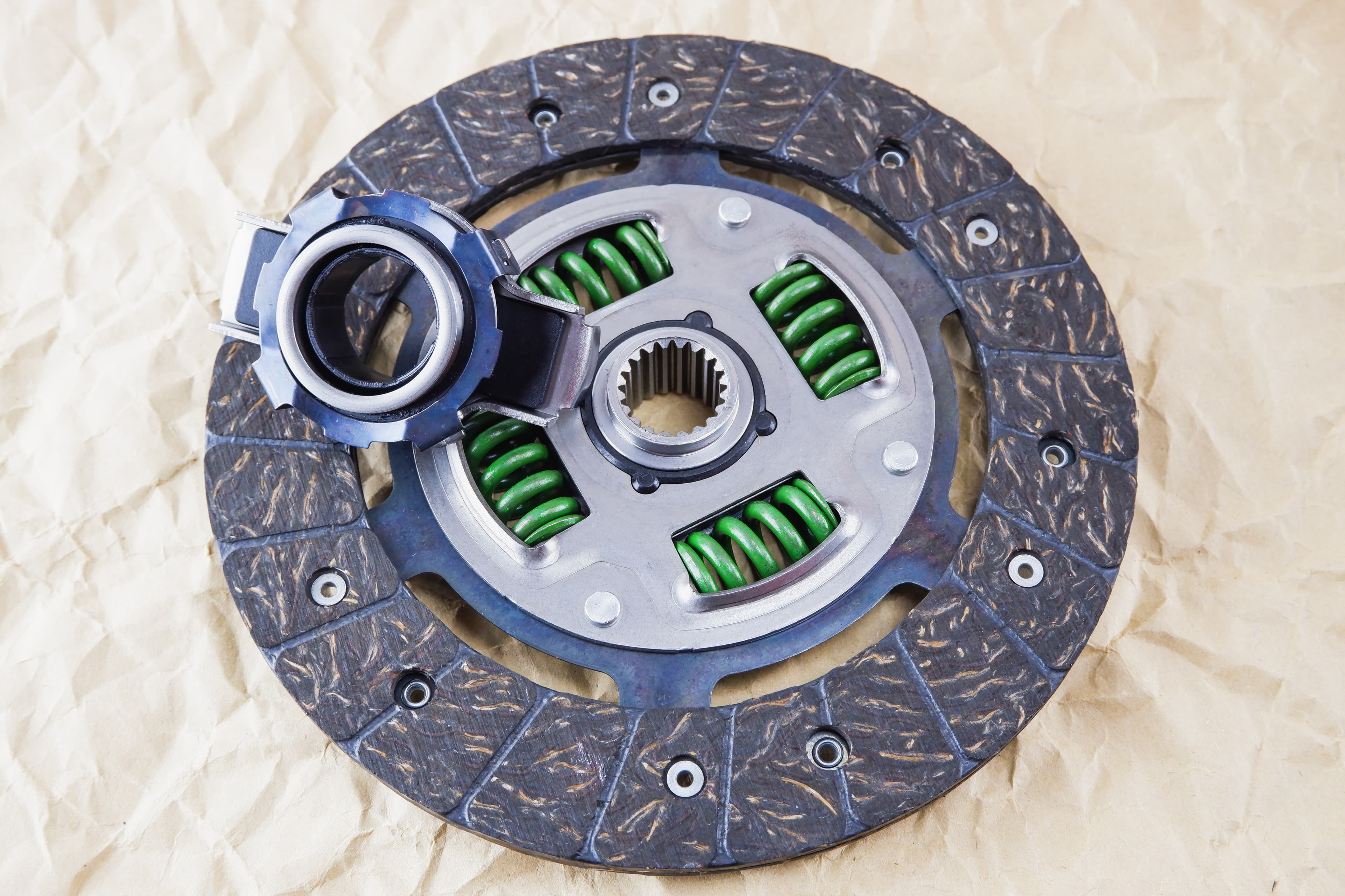 Technik regulujący luz pedału sprzęgła w pojeździe