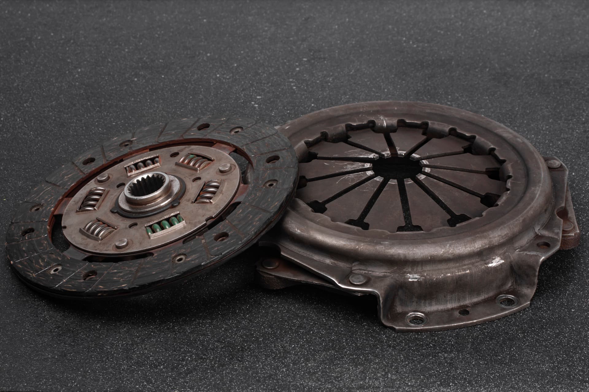 Replacing worn clutch disc and pressure plate in the workshop