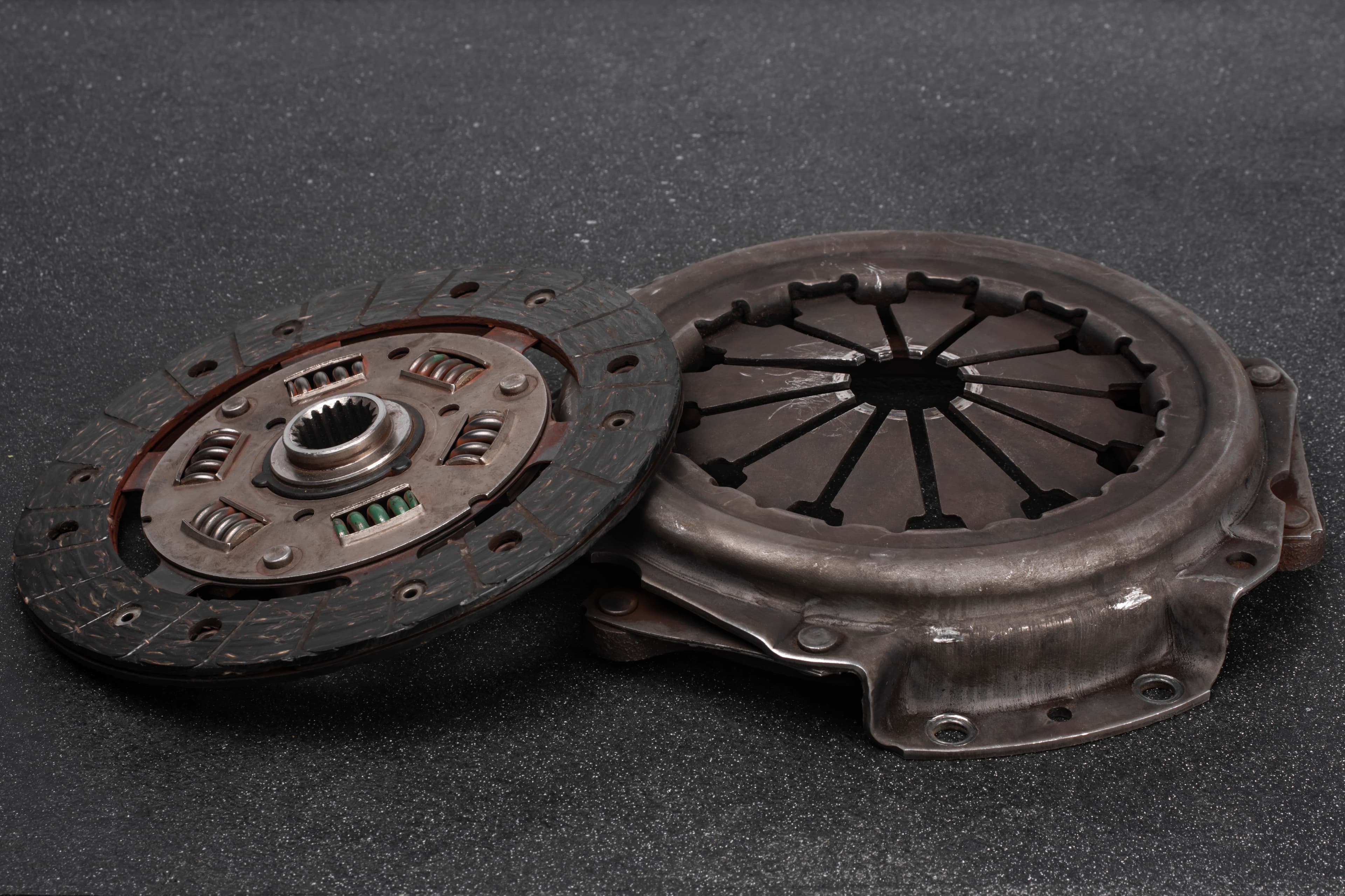 Заміна зношеного диска зчеплення та натискного диска в майстерні