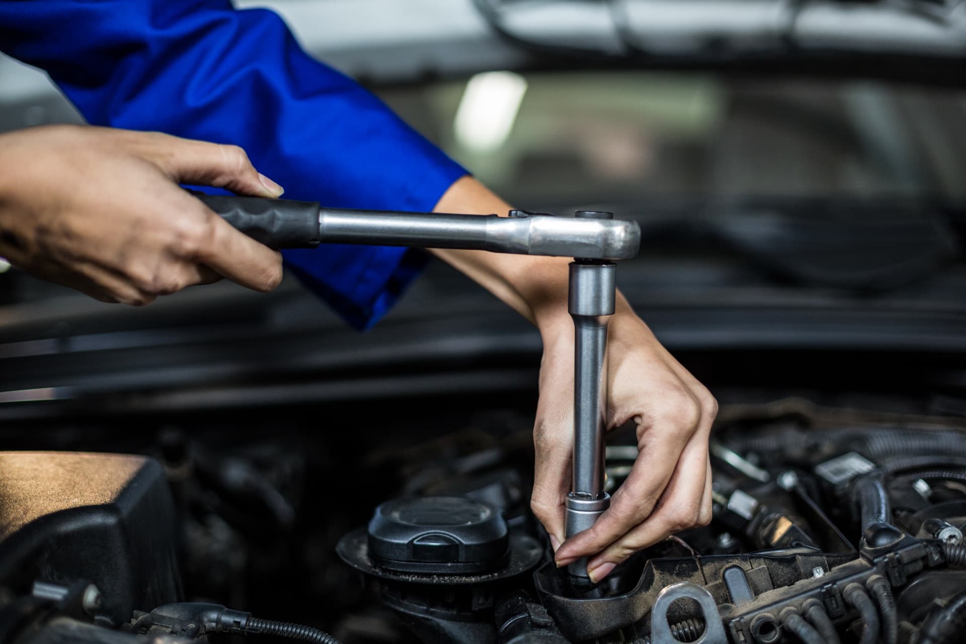 Mechanic performing fuel injector cleaning and diagnostics