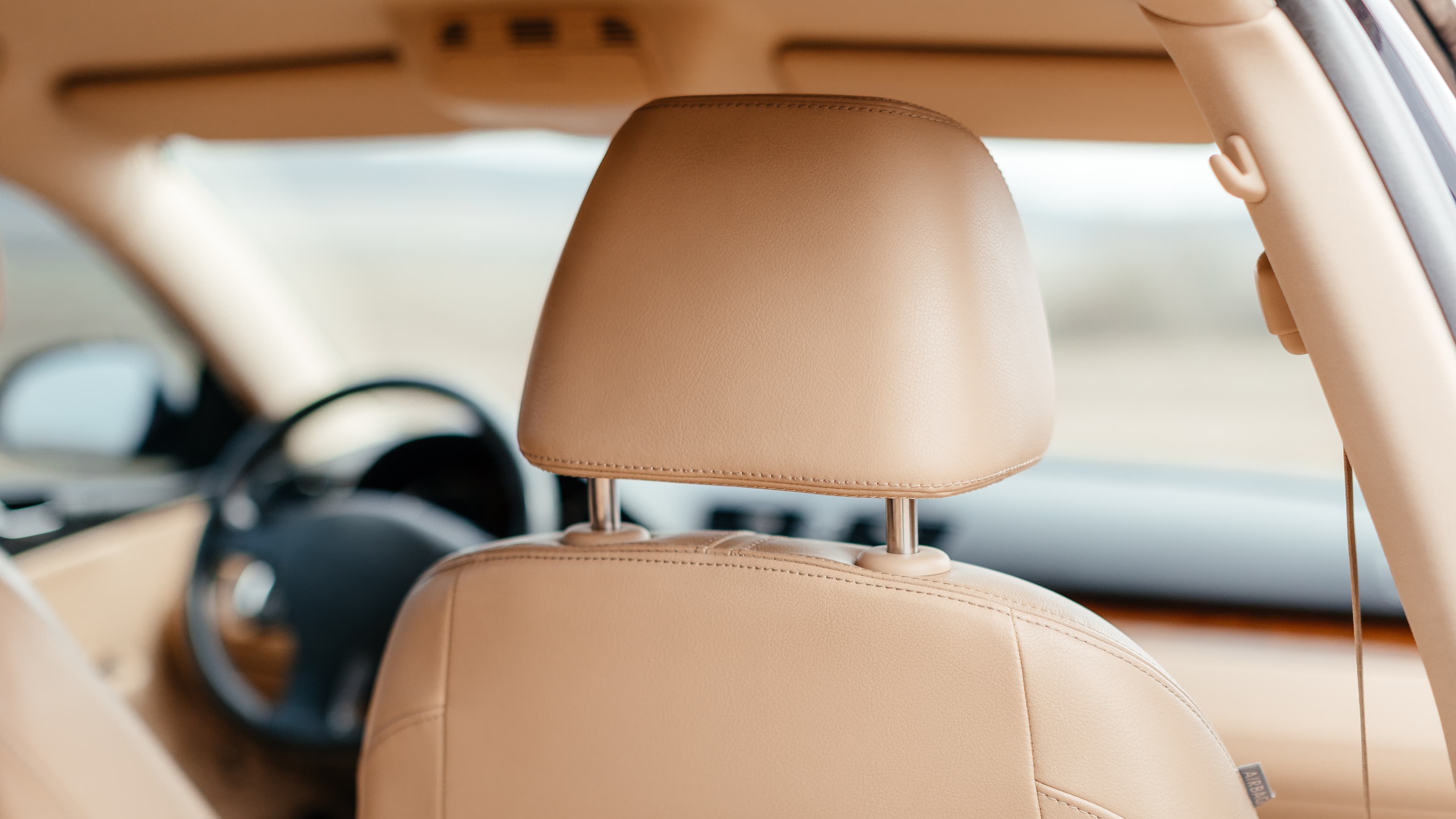 Klient podpisujący dokumenty na wynajem samochodu podczas naprawy swojego pojazdu