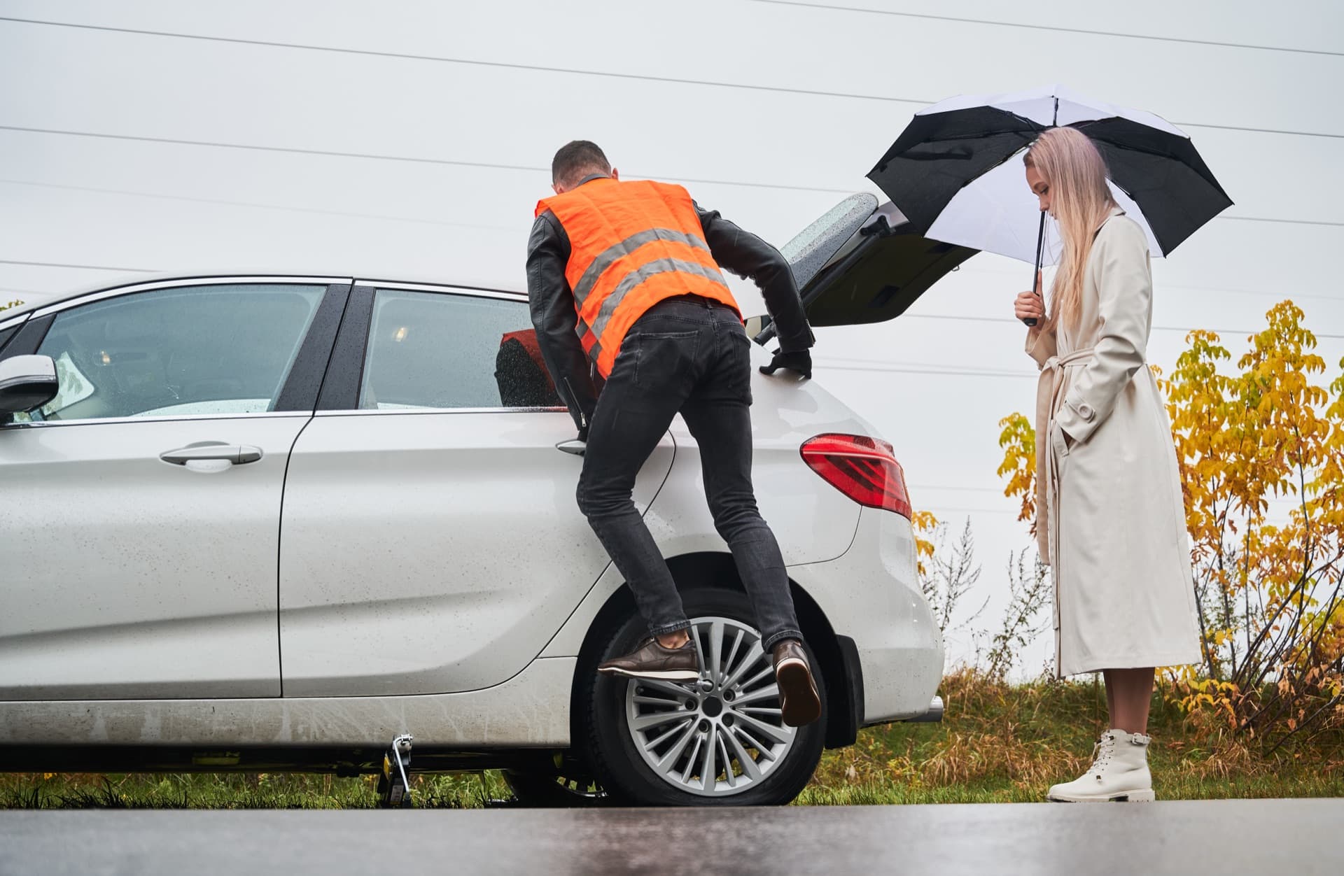 Operator lawety wykonujący diagnostykę na miejscu