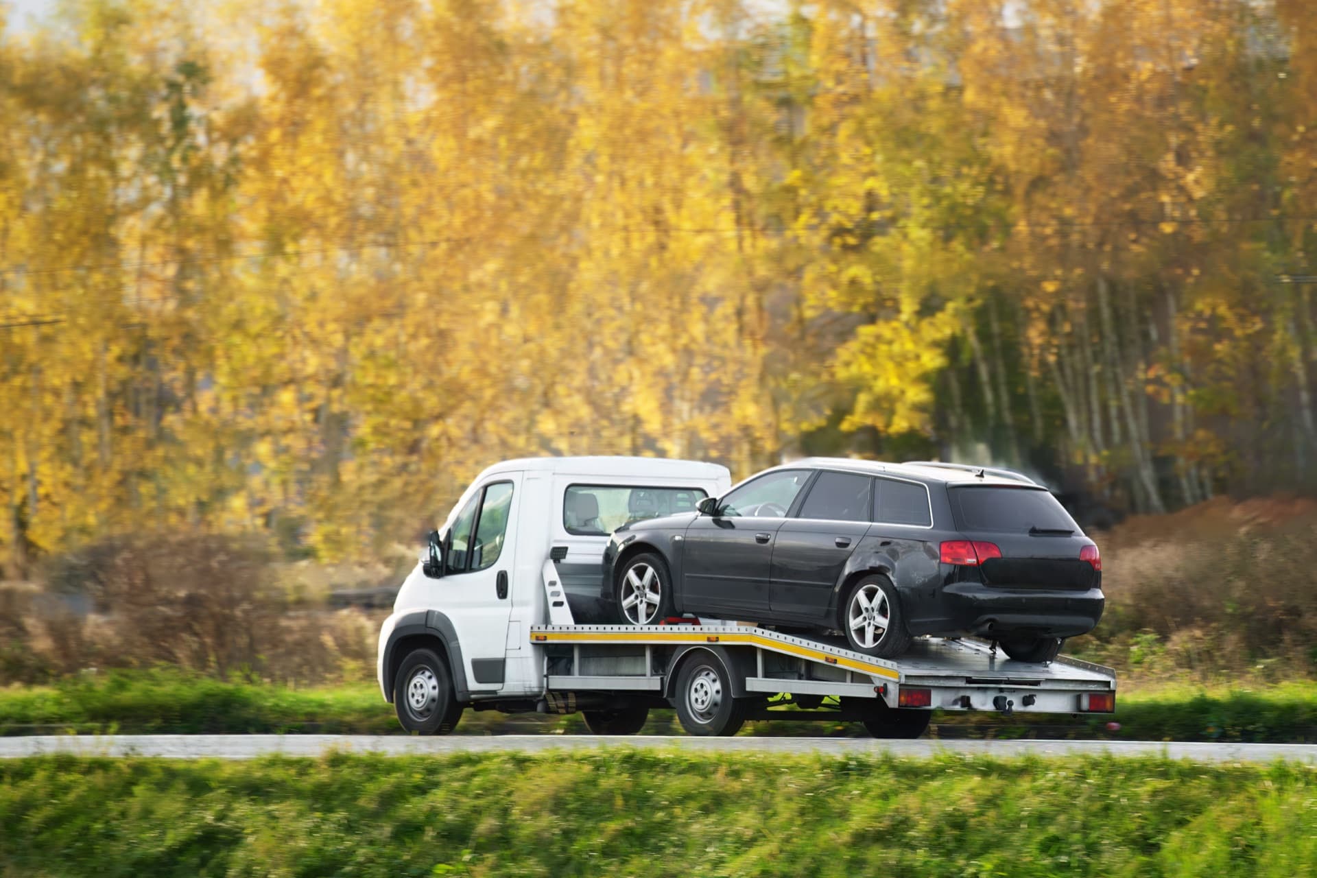 Laweta ładująca uszkodzony pojazd w Bydgoszczy