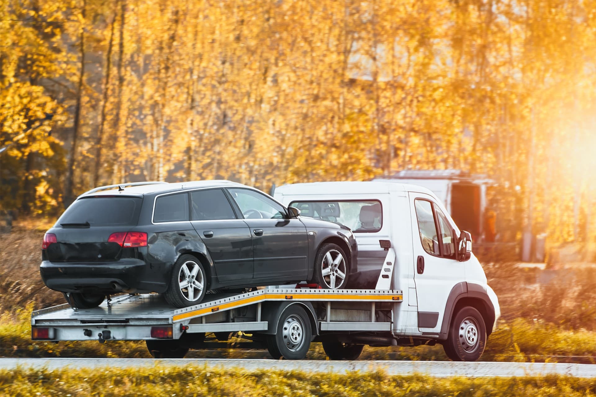 Bezpieczny transport samochodu osobowego na nowoczesnej lawecie